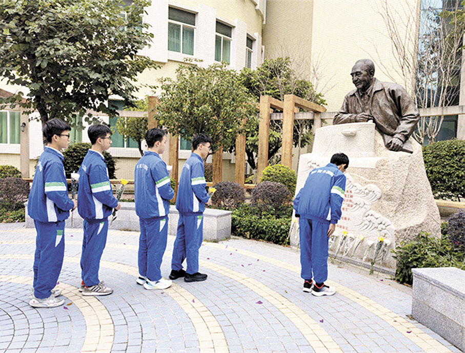 ●華南師大附中汕尾學校的師生來到學校黃旭華塑像前,獻上鮮花哀悼。 香港文匯報汕尾傳真