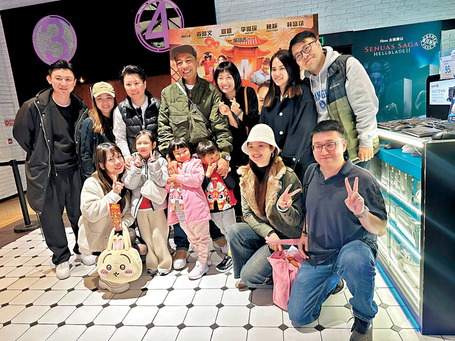 ●姜皓文攜家人與觀眾合影留念。