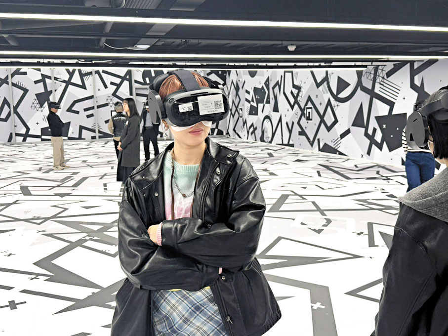 ●訪客可在戴上VR頭戴裝置後自由探索。 香港文匯報記者 丁寧攝