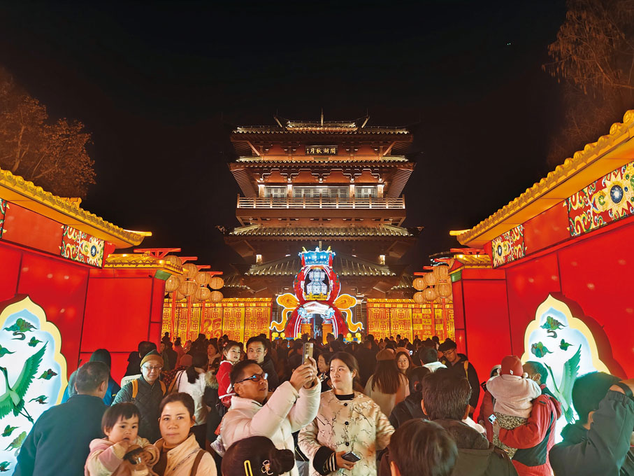 ●市民遊客觀看2025合肥首屆逍遙津新春燈會。 朱順傑 攝