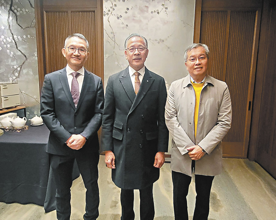 ●李沛良(中)稱，越南廠房對開拓新客戶有幫助。右為張芳華。