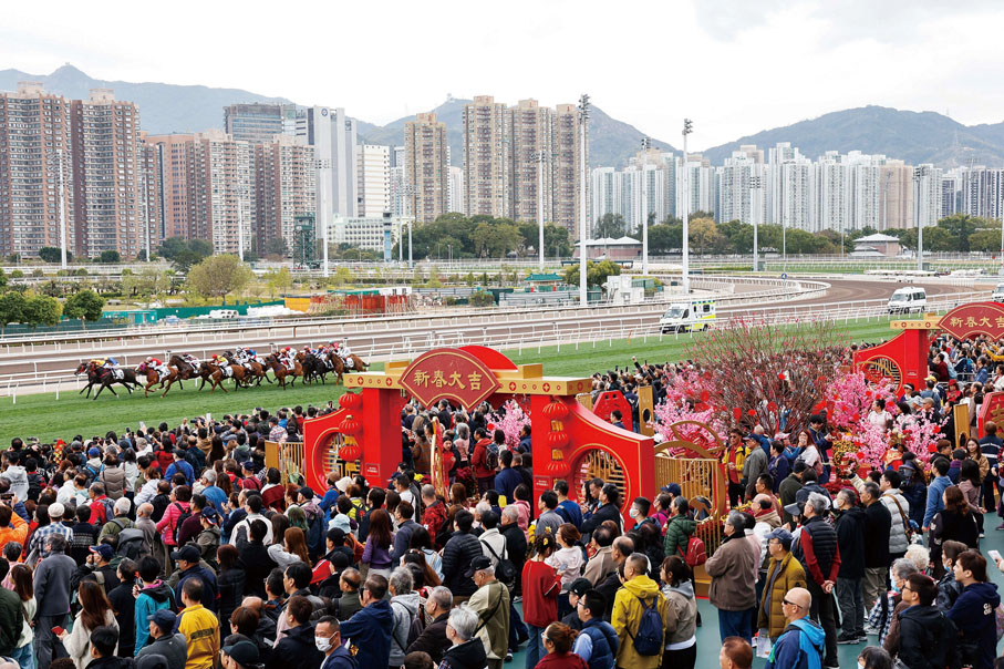 ●沙田馬場的農曆新年賽馬日，吸引超過八萬五千人入場同賀新歲。