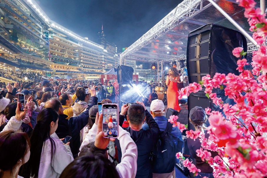 ●跑馬地快活谷馬場的「快活星期三」設有不同主題，圖為繁花盛會慶新年。