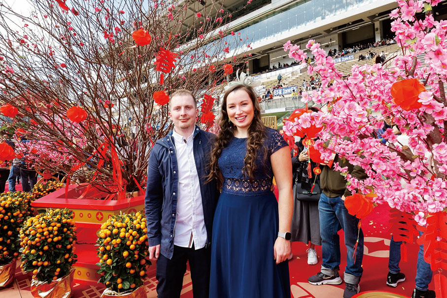 ●外國旅客入馬場感受中國農曆新年的節日氣氛。