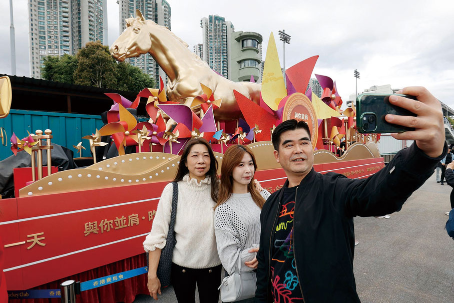●匯演後移師至沙田馬場展出的馬會花車，吸引入場人士拍照留念。