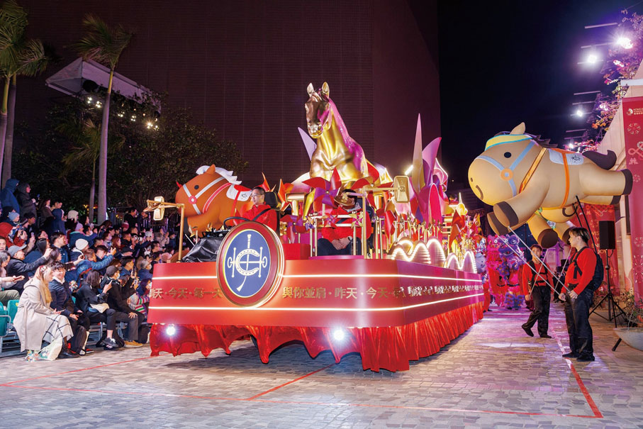 ●配合馬會成立140周年，今年馬會的花車以140個精美風車點綴，象徵馬會一直與香港市民並肩同行。