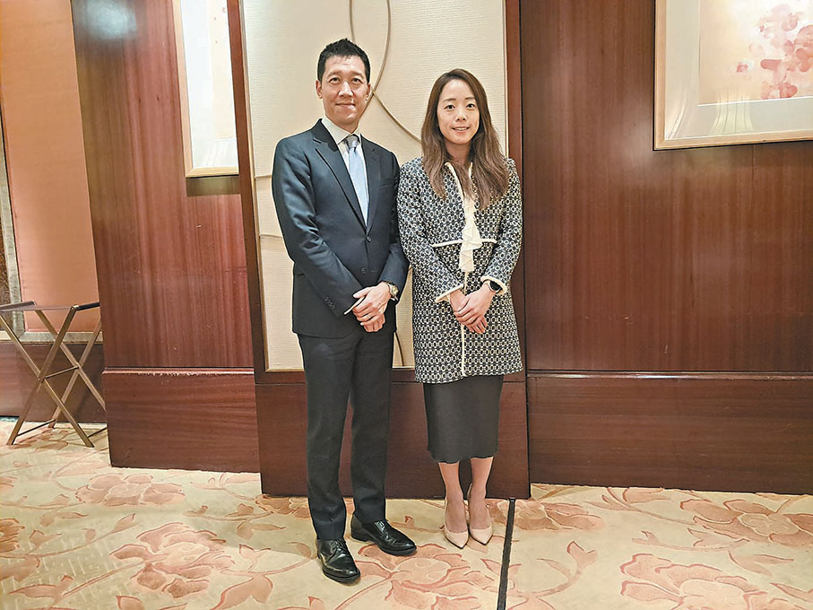 ●佘康如（右）指，若全國兩會推出更多實質刺激經濟政策，將持續提振投資市場。左為甘卓亨。 記者曾業俊 攝