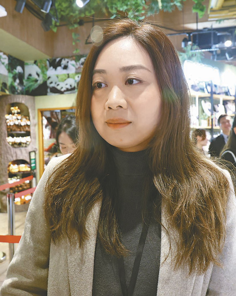 尹女士：今次作為嘉賓率先見到兩隻熊貓BB，感覺不虛此行，牠們健康活躍，非常可愛。我想既然是龍鳳胎，不如就叫龍龍、鳳鳳。