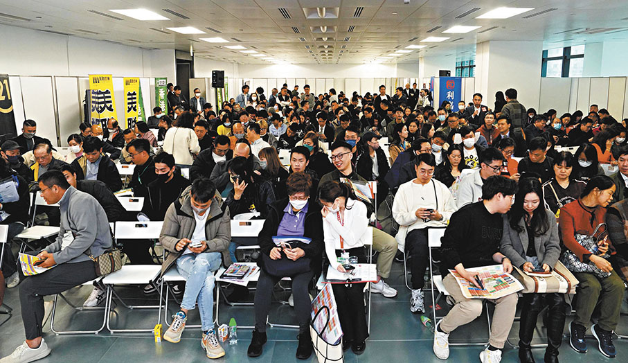 ● 「皇都」售樓處內坐滿了準買家。 香港文匯報記者馬翠媚  攝