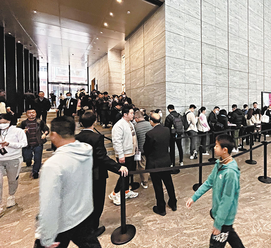 ●「皇都」售樓處大堂昨日早上擠滿排隊輪候入場人龍。 香港文匯報記者馬翠媚  攝