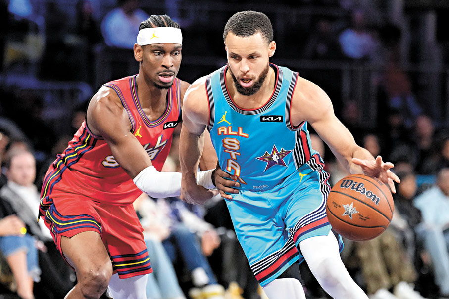 今年大幅改制的NBA全明星賽，最終戰是由奧尼爾做領隊的美國老將對上巴克利挑出的世界明星隊，最終由杜蘭特、積遜達頓等掛帥的美國老將們以41：25獲勝，為該隊攻入12分的史提芬居里（右）獲得本屆明星賽最有價值球員（MVP）。  路透社