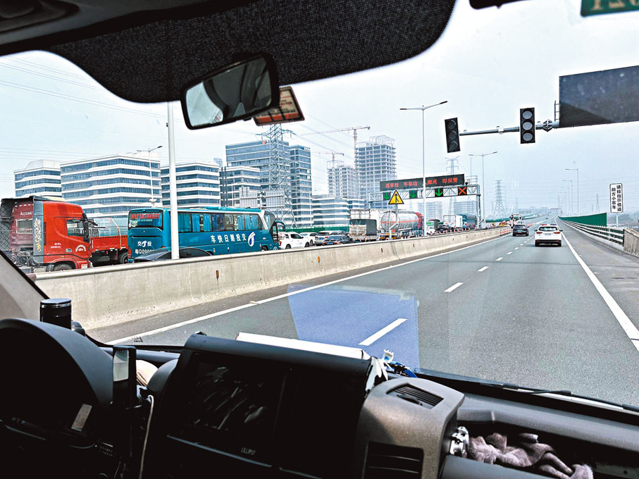 ❷車隊行駛「人體器官轉運綠色通道」，為生命讓路