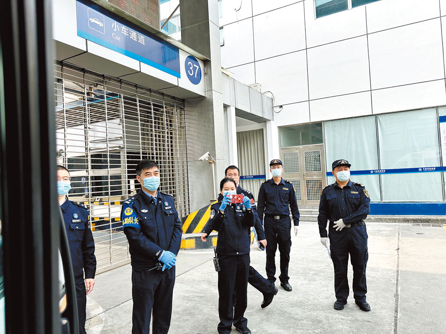 ❹邊檢海關引導護送車隊