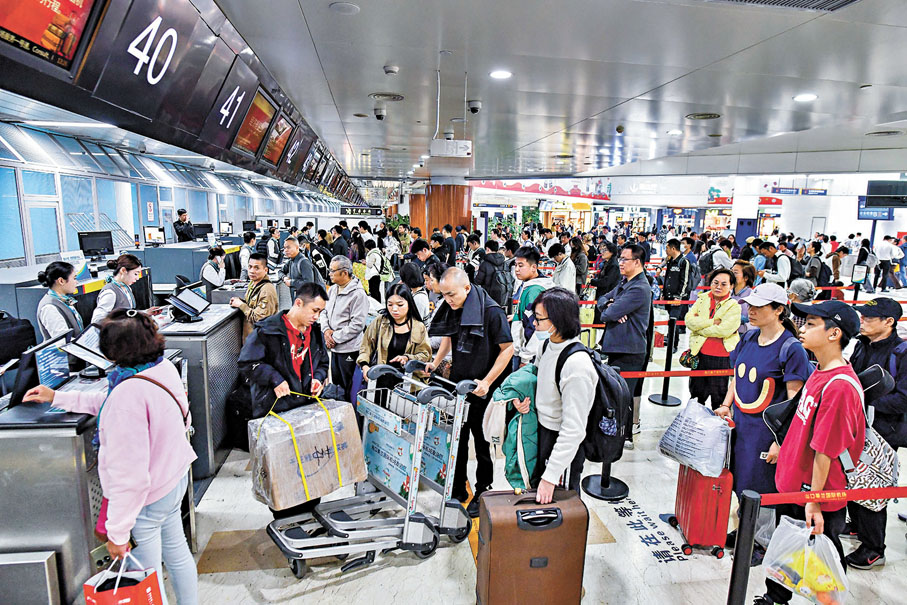 ●2月23日,旅客在海口美蘭國際機場排隊辦理值機。 中新社