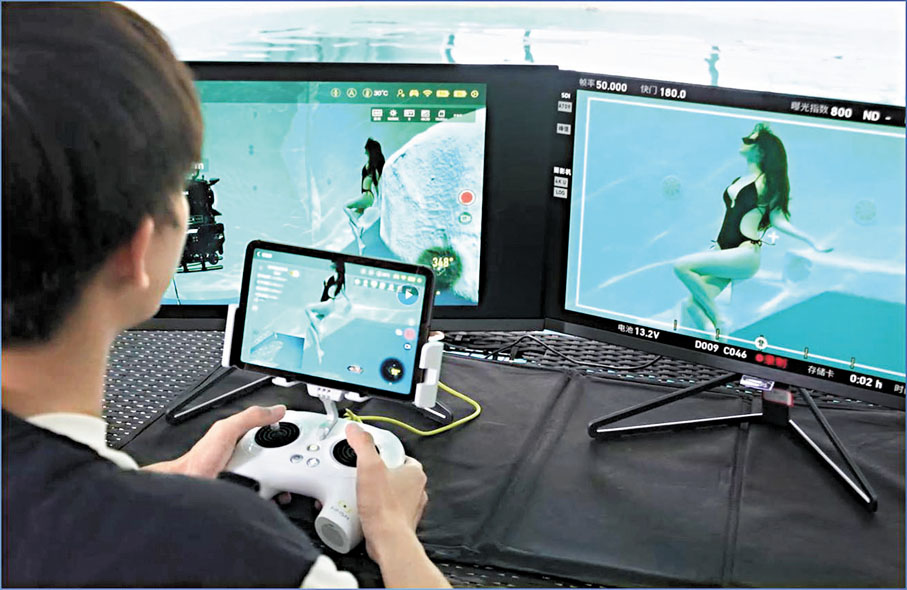 ●《蛟龍行動》拍攝現場,工作人員正在操作水下機器人。 香港文匯報深圳傳真
