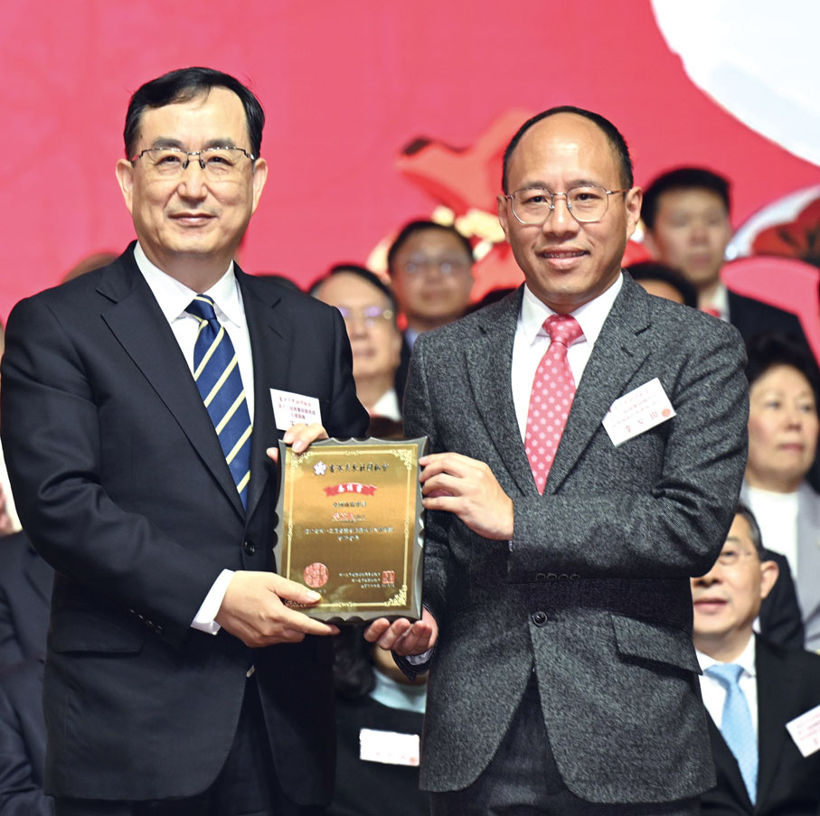●廣東省委常委、統戰部部長王曦(左)為李文俊首席會長頒發選任證書。