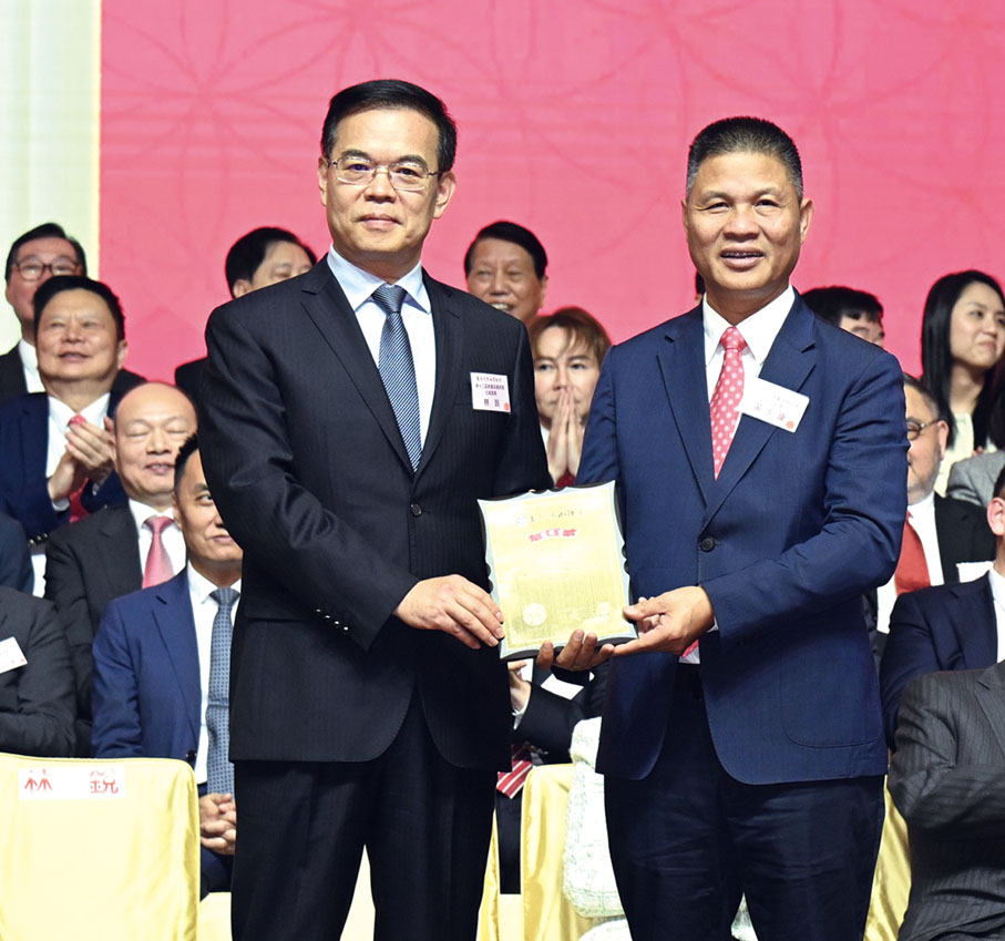 ●中央統戰部副部長林銳(左)為黃少康執行主席頒發選任證書。