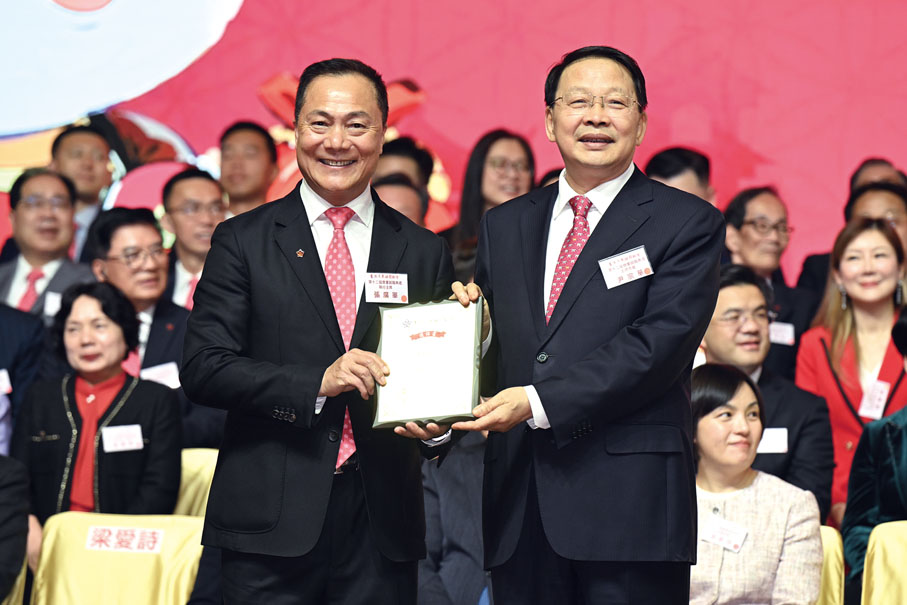 ●中央政府駐港聯絡辦副主任尹宗華(右)為張廣軍執行主席頒發選任證書。