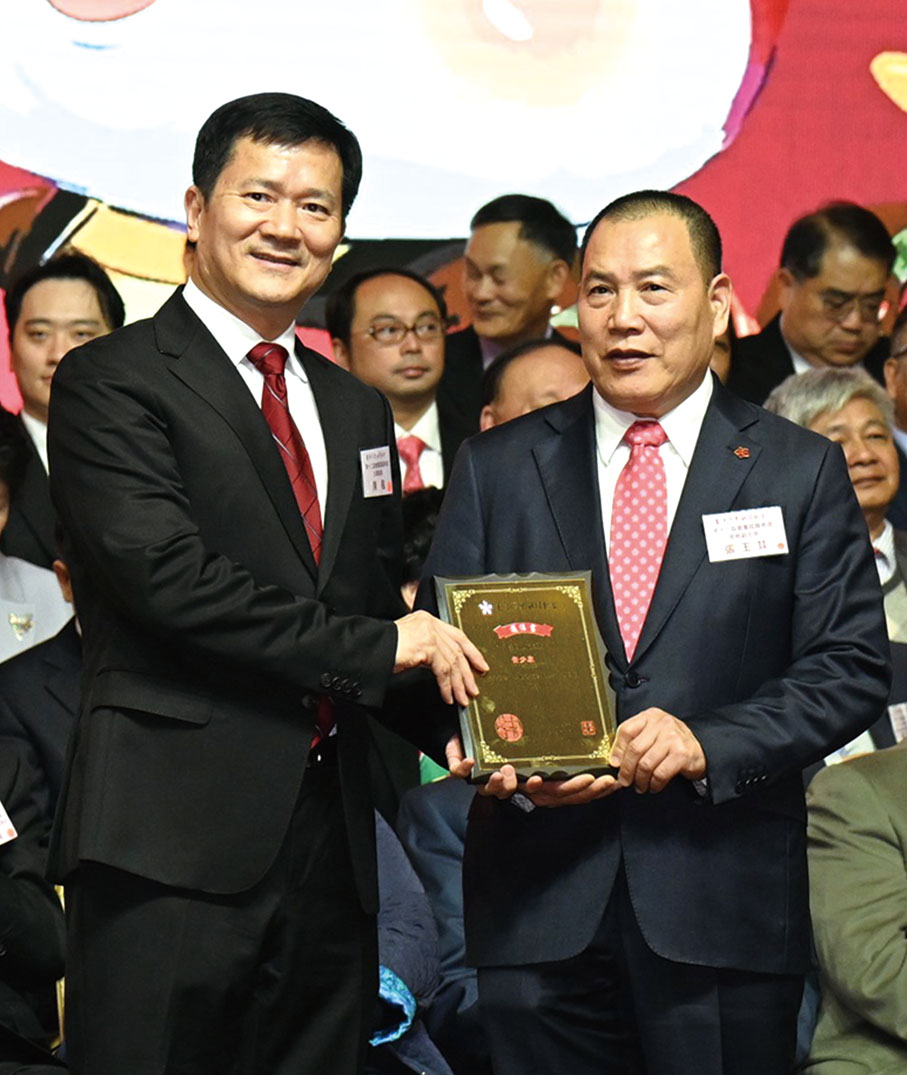 ●駐港國家安全公署副署長陳楓(左)為張玉其常務副主席頒發選任證書。