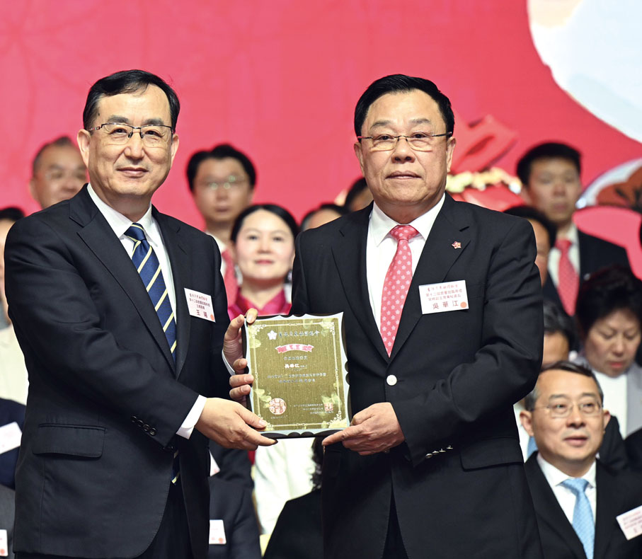 ●廣東省委常委、統戰部部長王曦(左)為吳華江秘書長頒發選任證書。