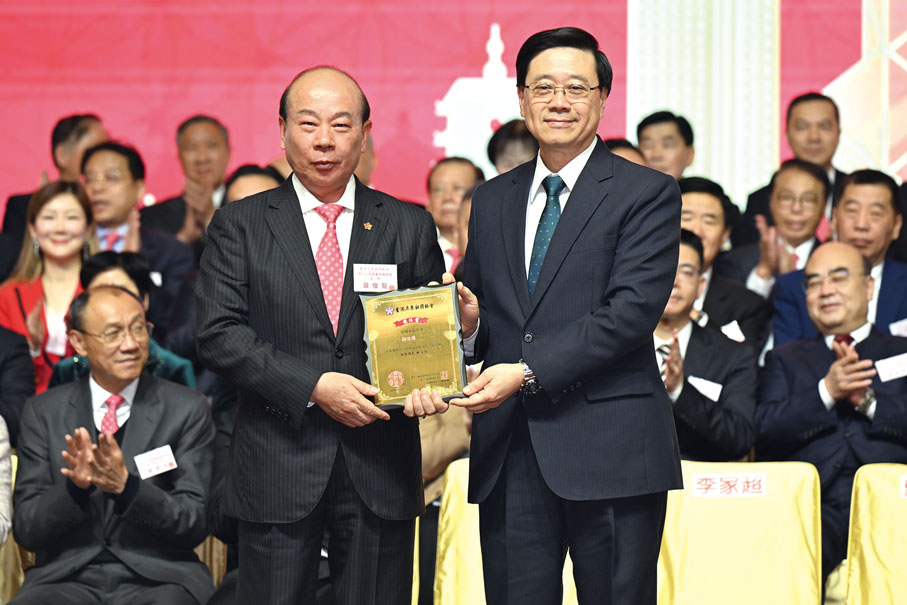 ●行政長官李家超(右)為龔俊龍主席頒發選任證書。