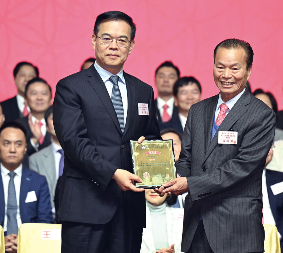 ●中央統戰部副部長林銳(左)為張國榮總顧問頒發選任證書。