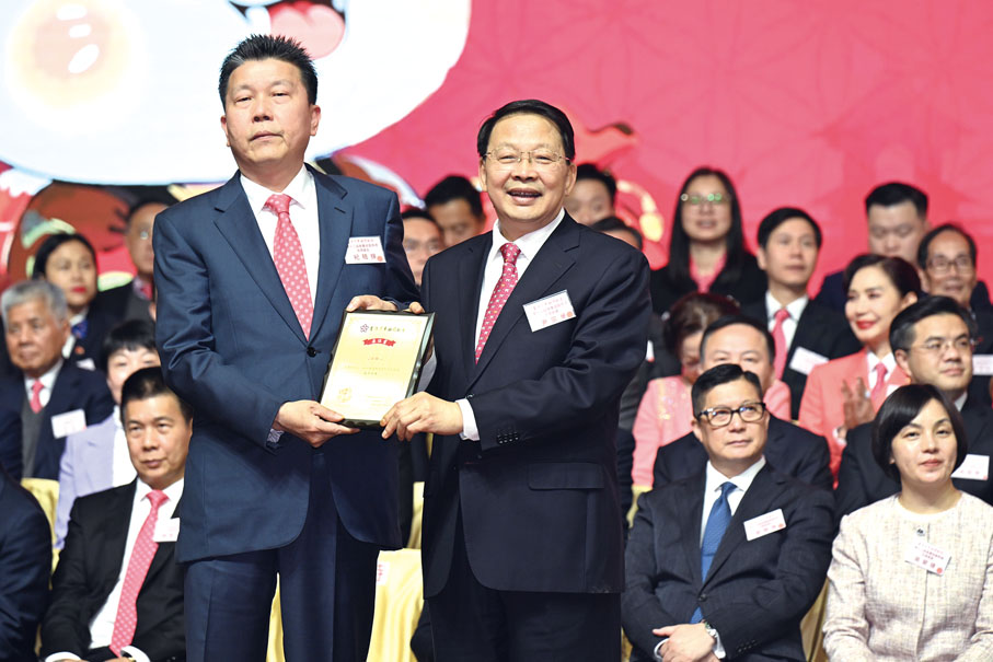 ●中央政府駐港聯絡辦副主任尹宗華(右)為紀穡輝榮譽主席頒發選任證書。
