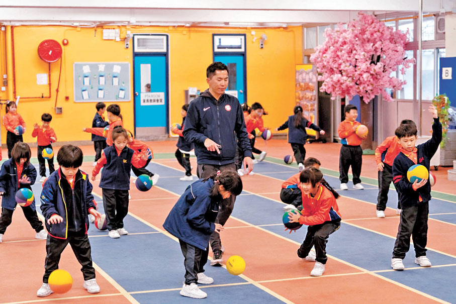 ●保良局朱正賢小學與港大合推AI體育App,助提升學生運動興趣。圖為該校小學生在進行體育活動。 學校供圖