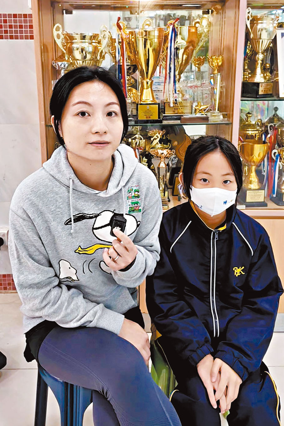 ●家長唐太及女兒。學校供圖