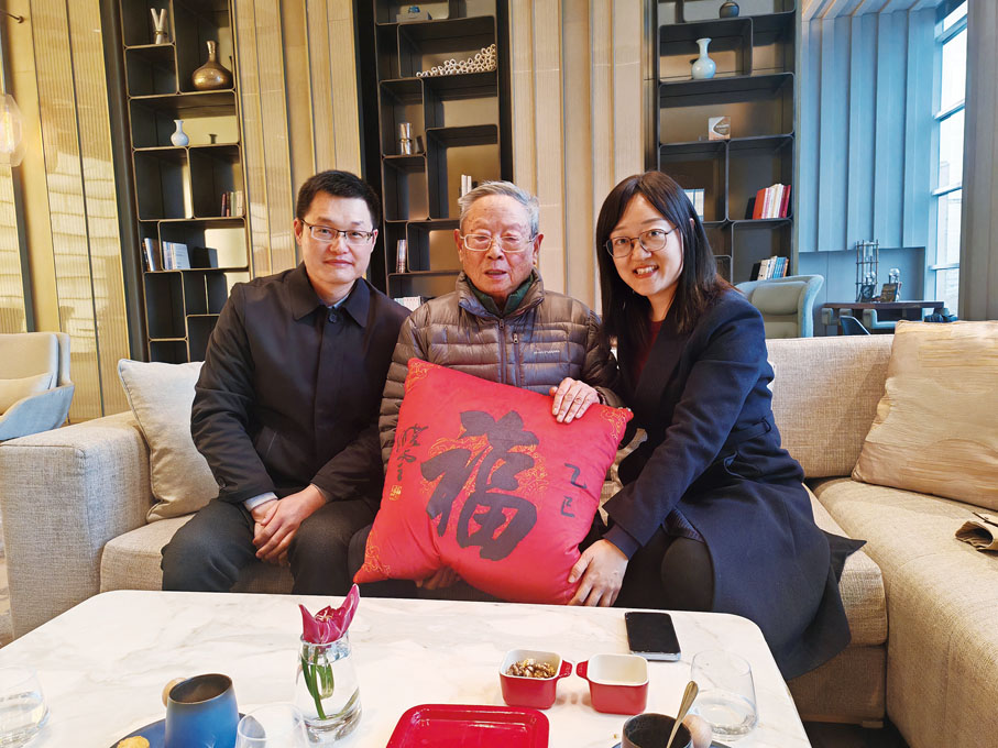 ●圖為乙巳年春節南京師範大學工作人員看望周虞康(中)。