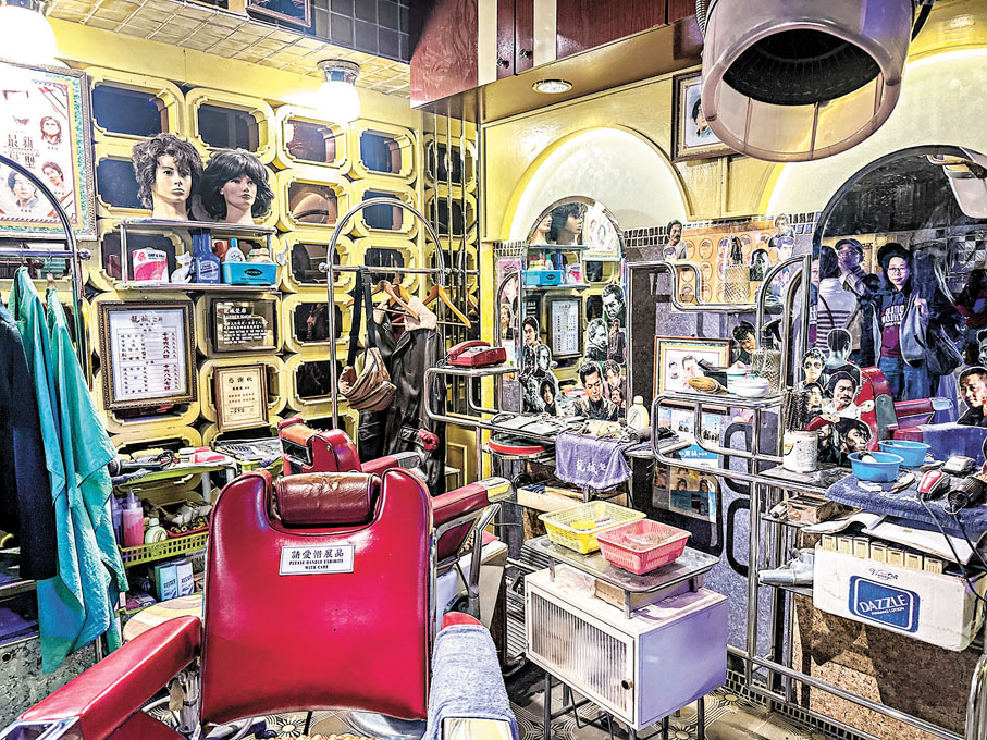 ●《九龍城寨之圍城》電影展覽現場的港風髮廊場景。
