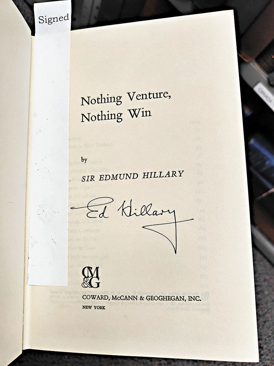 ●登珠穆朗瑪峰第一人、新西蘭探險家 Edmund Hillary 的自傳,盛惠二百美元。