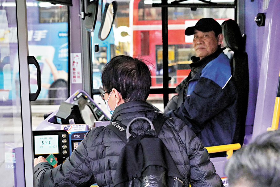 ●勞福局推算整體長者當中,有360人每月乘搭超過240程上限。圖為「2元優惠計劃」使用者登上巴士。香港文匯報記者曾興偉 攝