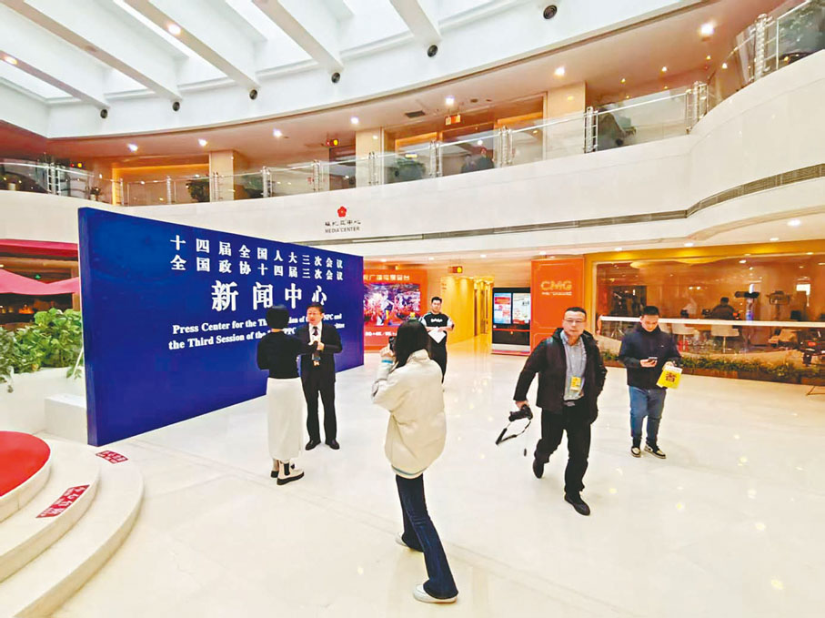 ●內地同行向香港文匯報記者了解《哪吒2》在香港上映情況。 馬曉芳 攝
