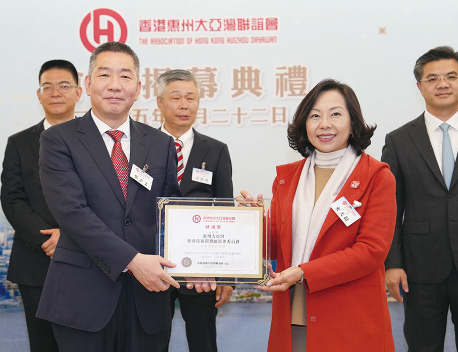 ●麥美娟局長（右）頒感謝狀予贊助單位，張志文代表接受。