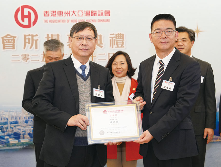 ●羅建君部長（右）頒感謝狀予唐建興。