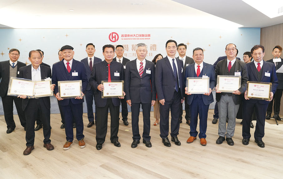 ●郭武飄書記（左五）、黃敏利主席（左四）頒感謝狀予：朱偉明、鍾貴林、李少文、蘇洋雄、徐馬正、石偉民。