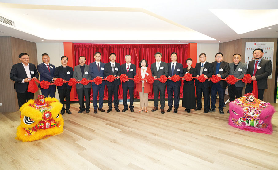 ●眾嘉賓為會所剪綵。