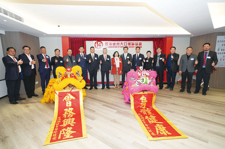 ●主禮嘉賓為醒獅點睛掛紅，並一起觀看醒獅採青的精彩表演。 