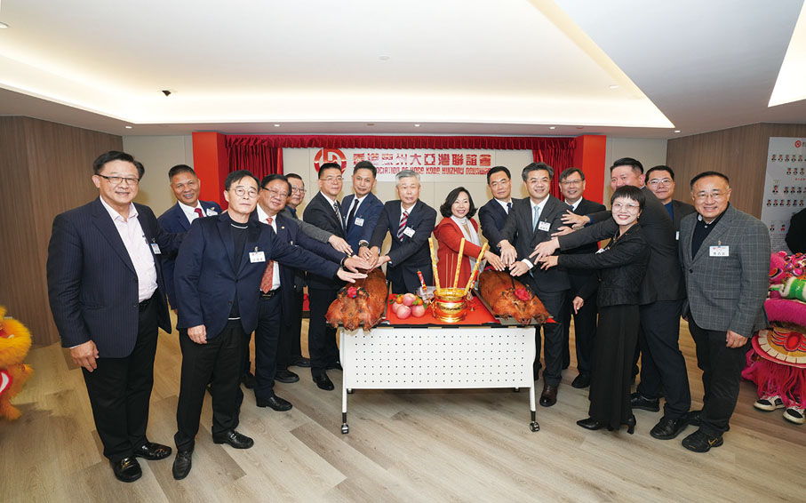 ●主禮嘉賓為會所揭幕主持切金豬儀式，喜慶熱鬧。