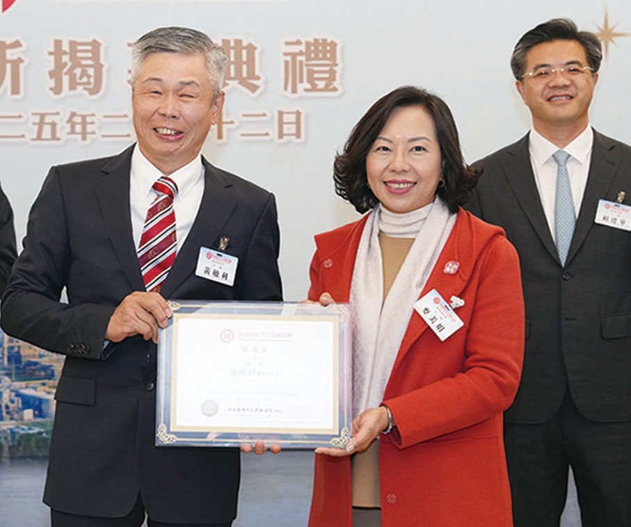 ●麥美娟局長（右）頒發感謝狀予黃敏利。