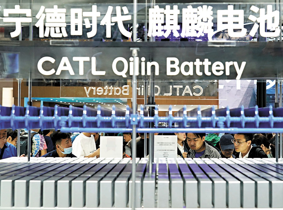 ●寧德時代、新能源科技、廈鎢新能源等企業三年內每年面向台胞提供100個以上就業崗位。圖為觀眾在2024北京車展寧德時代展區參觀。 資料圖片