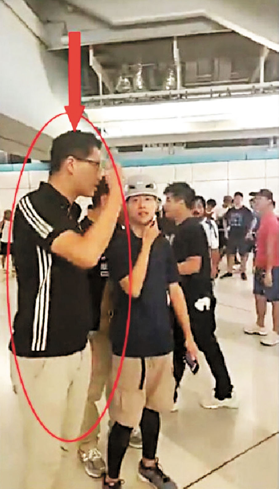 ●圖為林卓廷在2019年7月21日港鐵元朗站參與暴動。呈堂視頻截圖證物