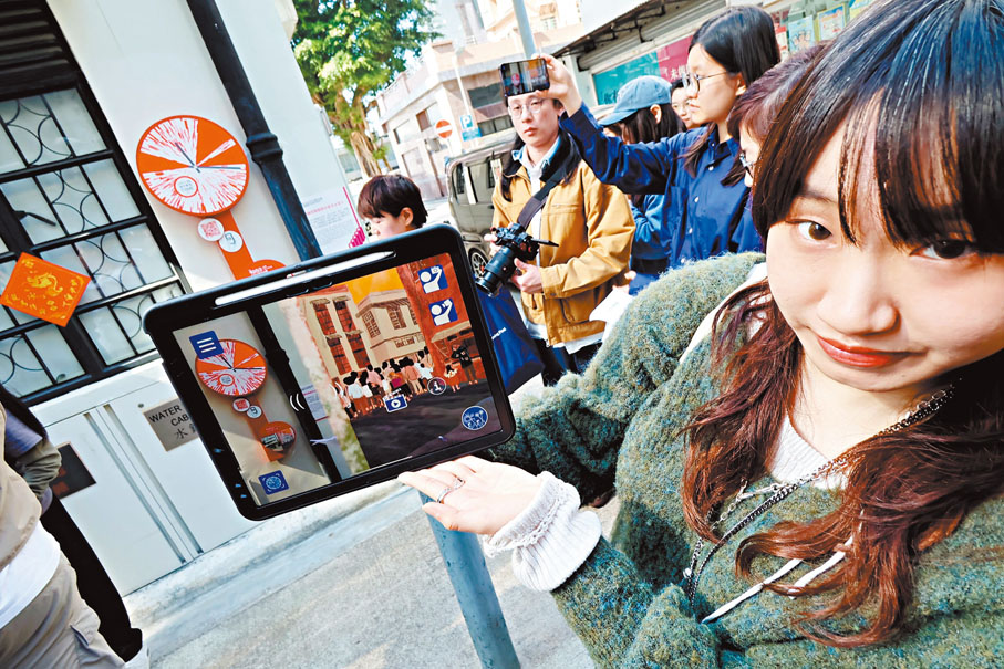 ●透過「城市景昔」App,掃描大坑火龍文化館外的時鐘標誌,可以看到該處過去的歷史情景。 香港文匯報記者涂穴 攝