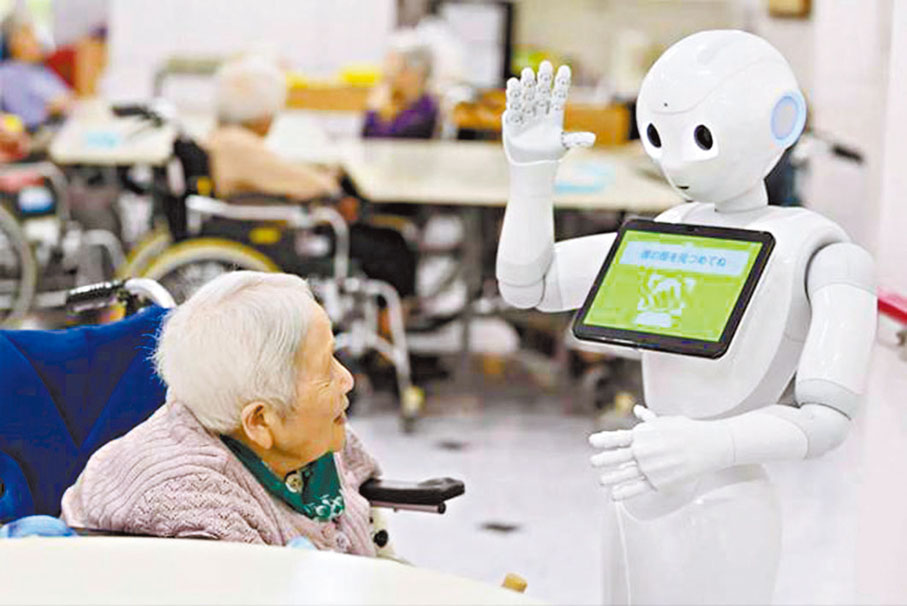 ●一位長者與機械人互動。 網上圖片