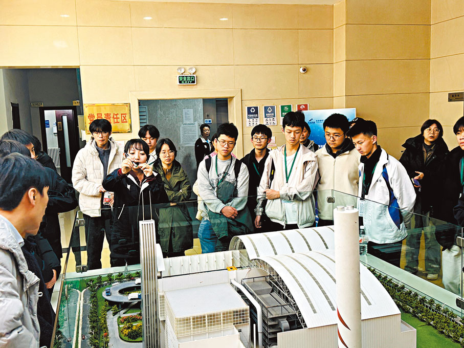 ●港生們十分認真地聽講解員介紹現代化大型生活垃圾焚燒發電廠運作模式。