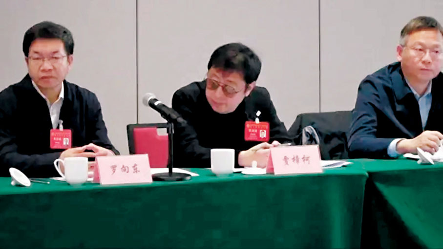 ●賈樟柯在山西省文聯第十次代表大會分團會議討論。