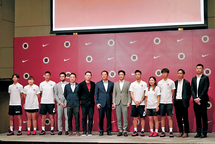 ●港隊男、女足與青年梯隊都有派員出席今次發布會。 香港文匯報記者郭正謙 攝