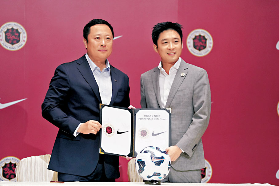 ●足總主席霍啟山(右)與Nike(中國)有限公司體育市場副總裁胡冰在簽署儀式上。 香港文匯報記者郭正謙 攝
