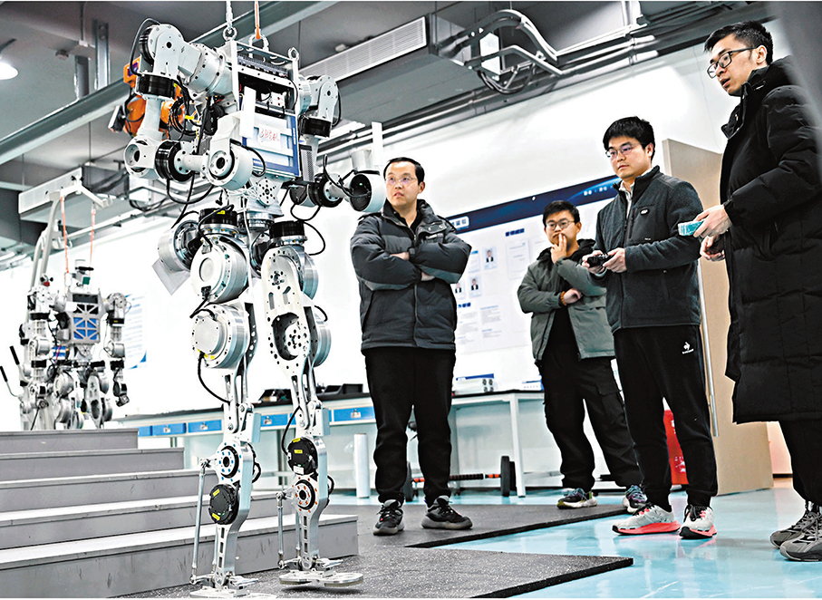 ●2024年,中國研發經費投入強度達2.68%,比上年提高0.1個百分點,超過歐盟國家平均水平,其中基礎研究經費比上年增長10.5%。圖為2月24日在湖北武漢格藍若智能技術股份有限公司,研發團隊成員在調試人形機器人。 新華社